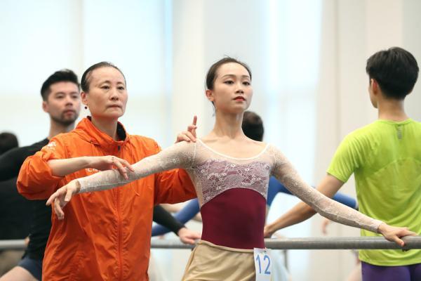 上海芭蕾舞团抖音直播年度考核，夏练不开空调，汗水浇灌美-第3张图片-seo排名网
